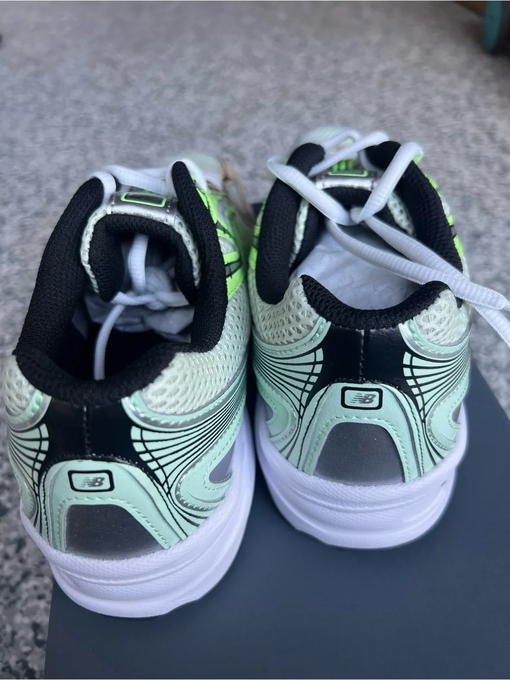 New Balance 740 - 6.5Y/8W